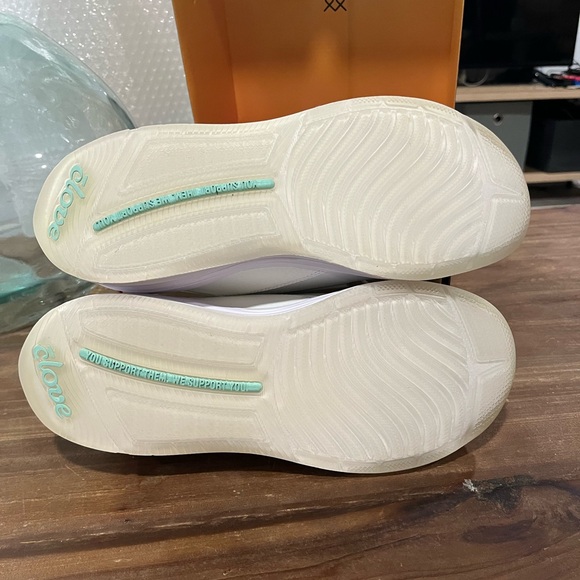 Clove Classic Brilliant White Women's Bungee Athletic Shoe 8 - Picture 9 of 13